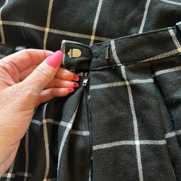 Hott Topic Black and White Plaid Pleated Mini Skirt Size Large - Picture 3 of 7